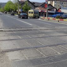 Evitaţi trecerile de cale ferată de pe bulevardul Nicolae Bălcescu şi de pe strada Mihai Eminescu – încep lucrările de amenajare cu dale elastice!