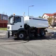 PRIMĂRIA RÂMNICU VÂLCEA.  Se curăță străzile municipiului folosind substanțe dezinfectante încă din februarie