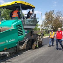 FOTO-VÂLCEA. Se toarnă primul strat de asfalt pe DJ 643 B, sectorul Stănești – Măciuca