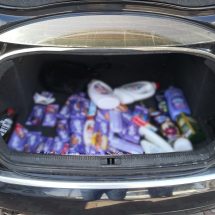 VÂLCEA. Prinşi în trafic cu portbagajul plin de ciocolată şi alte produse furate din magazine (FOTO)