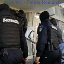 Traficanți de droguri ridicați de la Sibiu și arestați de anchetatorii din Vâlcea