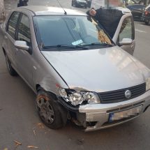 FOTO. Beat, un șofer din Râmnic a intrat cu mașina într-un copac