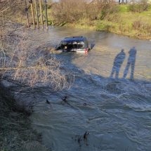 FOTO. Un bărbat din Vâlcea a fost salvat din pârâul pe care încerca să-l traverseze cu mașina