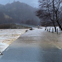 VIDEO. Inundaţii mari la Brezoi: drum acoperit de ape, 50 de gospodării şi baza sportivă sunt afectate