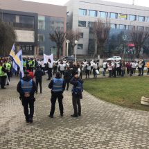 FOTO. Polițiștii și grefierii din Vâlcea protestează în fața Prefecturii