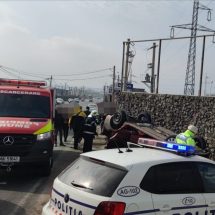 FOTO: Un șofer din Râmnicu Vâlcea s-a răsturnat cu mașina la ieșirea de pe A1, în Bascov