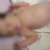 UPDATE-FOTO. A fost găsită mama bebeluşului abandonat într-o scară de bloc din Râmnicu Vâlcea