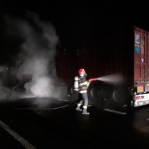 FOTO. Un camion plin cu reactivi a luat foc noaptea trecută în trafic pe DN 7, în Vâlcea