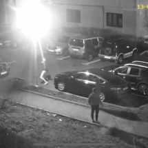 VIDEO. Tinerii care au aruncat cu pietre într-un lampadar din Râmnicu Vâlcea au fost identificați