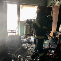 FOTO-UPDATE: Incendiu într-un apartament din Râmnic. Femeie găsită inconștientă…