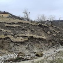 Alunecări de teren la Milcoiu. Drumuri rupte și eroziuni de maluri în mai multe zone