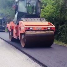 VIDEO. Continuă asfaltarea drumului de legătură dintre Glăvile și Lădești!