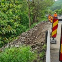 VÂLCEA. Drum național în pericol din cauza alunecărilor de teren