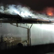 FOTO. Incendiu la o casă din Drăgășani. Arme găsite în interior