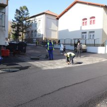 FOTO – Primăria derulează lucrări de amenajare în toate zonele Râmnicului: asfaltări, amenajarea de noi locuri de parcare şi reabilitări de trotuare