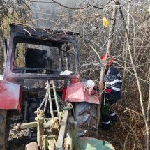 FOTO. Un utilaj agricol a luat foc pe un câmp din Lungești