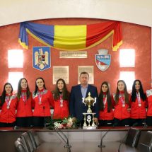 GALERIE FOTO. Tinerele handbaliste de la Colegiul Energetic au fost premiate de primarul Mircia Gutău
