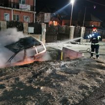 FOTO-VIDEO. ACCIDENT în RÂMNICU VÂLCEA. Mașina în care se aflau doi tineri a luat foc