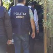 Vezi ce au descoperit polițiștii la doi deținători de arme din Vâlcea