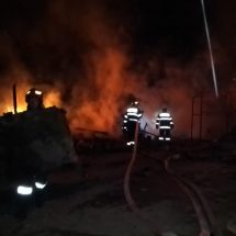 FOTO. O întreagă gospodărie a fost mistuită de flăcări la Golești