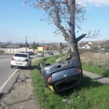 FOTO. Mașină răsturnată pe plafon în Râmnicu Vâlcea, zona Copăcelu
