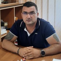 Primarul Mihai Blejan pregătește școala din Scundu pentru sezonul rece
