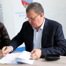 Primarul Mircia Gutău a semnat contractul de lucrări pentru proiectul cu fonduri europene ”Dezvoltare locală în comunităţi marginalizate. Componenta 1 – Colonie Nuci”