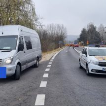 FOTO – Prins pe DN 7, în Vâlcea, efectuând un transport public ilegal pe ruta Marea Britanie – România
