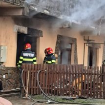 FOTO. Incendiu la atelierul unui hotel din Călimănești