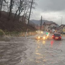 FOTO-VIDEO: Carosabil inundat la Călimănești, în zona Parcului cu cai. Trafic îngreunat!
