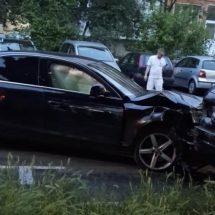 FOTO-VIDEO. Beat, a avariat cinci mașini pe o stradă din Ostroveni