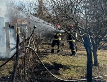 ACUM: Incendiu în Brezoi. O persoană este transportată la spital