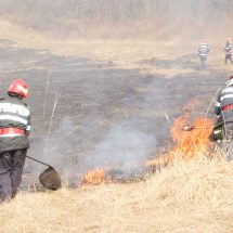 UP DATE!!! PERICOL MARE la Oteșani în aceste momente! Pompierii se luptă de ore bune să stingă un incendiu, iar flăcările se apropie de case