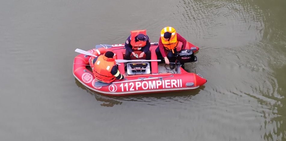 FOTO: Persoana căzută în râul Olt este căutată cu scafandri și sonar. Ploaia și vântul au întrerupt, temporar, desfășurarea misiunii