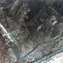 FOTO: Mașină distrusă prin incendiere! Există posibilitatea unei „mâini criminale”
