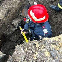 FOTO: Veste nesperată din sudul județului! Pompierii l-au scos viu pe muncitorul îngropat sub un mal de pământ în apropierea primăriei