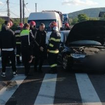 FOTO: Două autovehicule s-au tamponat pe trecerea de pietoni. O femeie este transportată la spital