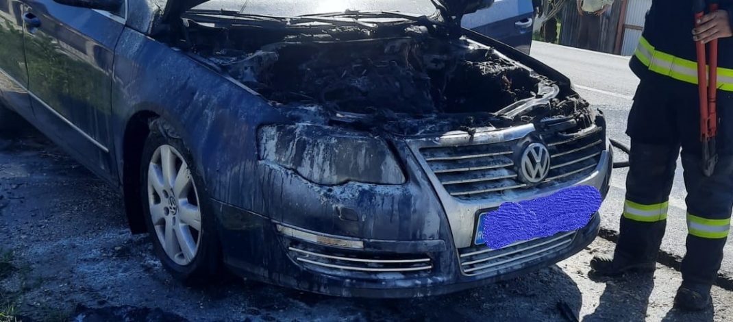 O mașină a luat foc în Horezu