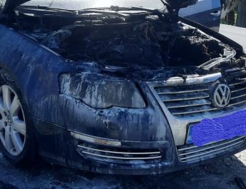 O mașină a luat foc în Horezu
