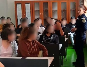 Peste o sută de elevi au fost vizitați la școală de polițiști