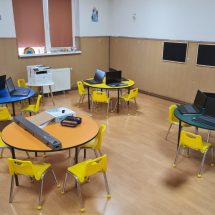 Foto: AU SOSIT SUTE de echipamente digitale pentru mai multe școli din Râmnicu Vâlcea. Lista completă a unităților școlare
