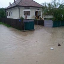 Inundaţiile fac prăpăd în judeţul Vâlcea! Zeci de gospodării au fost afectate!